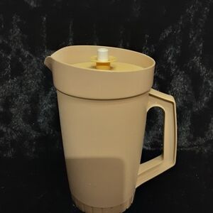 vintage Tupperware 2-quart pitcher